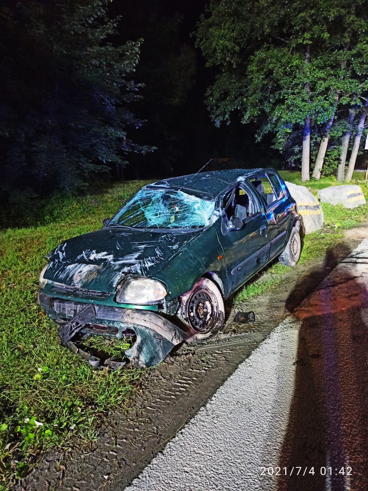 Nowa Ruda: Nocne dachowanie auta na ul. Kwiatkowskiego - Zdjęcie główne