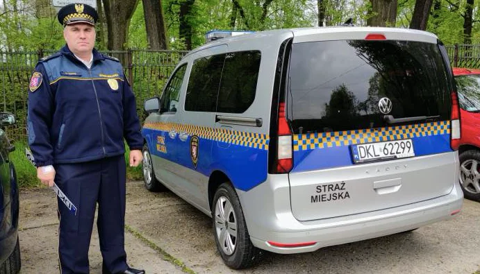 Nowy komendant Straży Miejskiej w Kłodzku załatwił nowe auto w dwa miesiące - Zdjęcie główne