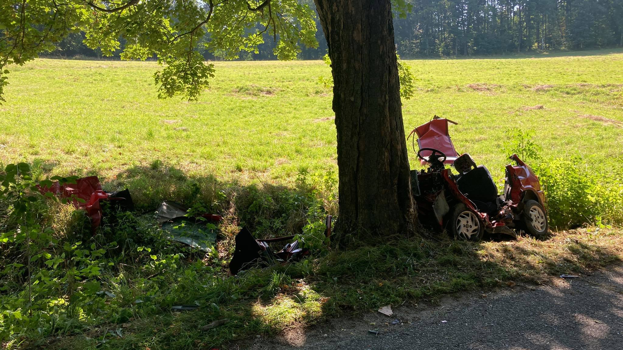 Romanowo: Samochód uderzył w drzewo