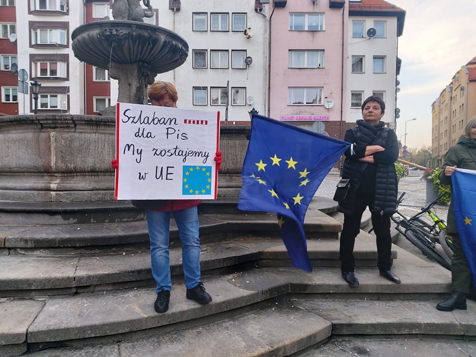 Kłodzko: Demonstracja zwolenników UE - przesuń w prawo i zobacz zdjęcia