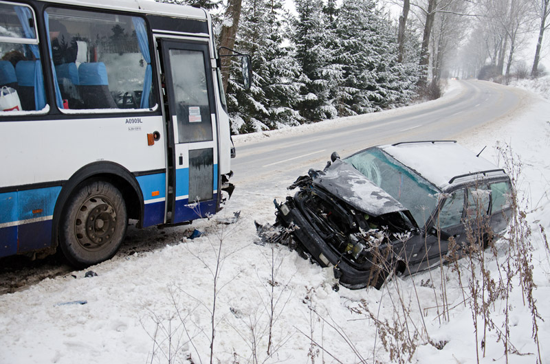 Pasażerowie po wypadku jechali uszkodzonym autobusem? - Zdjęcie główne