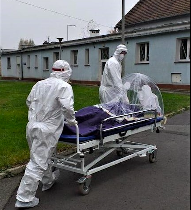 Żołnierze podczas epidemii zajmują się m.in. przewożeniem pacjentów na badania