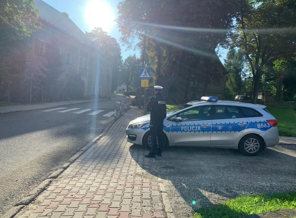 Policjanci dbają o bezpieczeństwo dzieci przy szkołach w powiecie kłodzkim - Zdjęcie główne