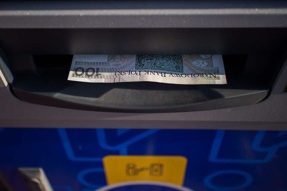 Stronie Śl. Szukają sprawców próby włamania do bankomatu - Zdjęcie główne