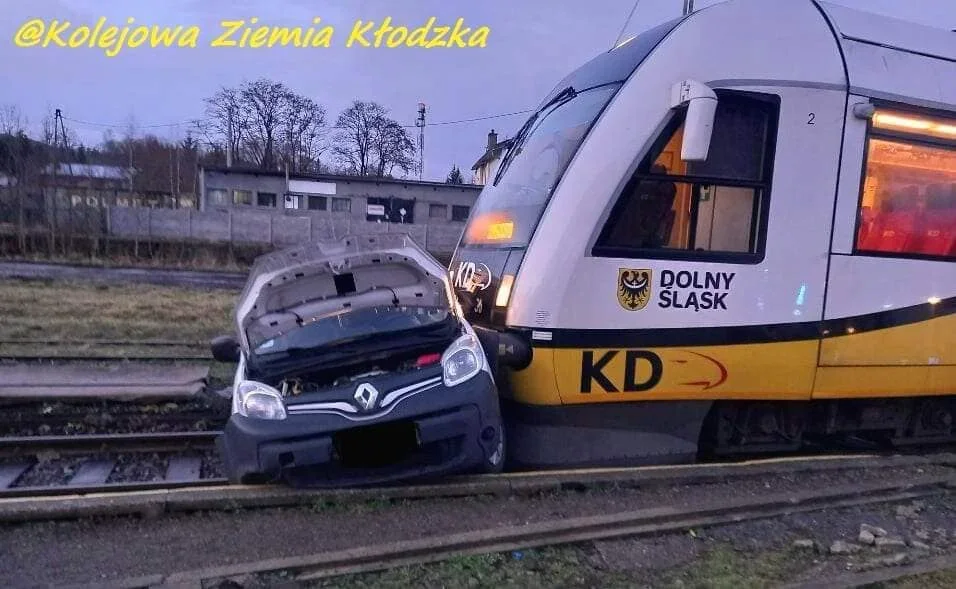 Szczytna. Auto wjechało pod szynobus. Co ustaliła policja? - Zdjęcie główne