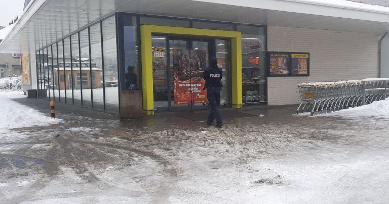 Powiat Kłodzki. Policjanci w sklepach i na przystankach - przesuń w prawo i zobacz zdjęcia