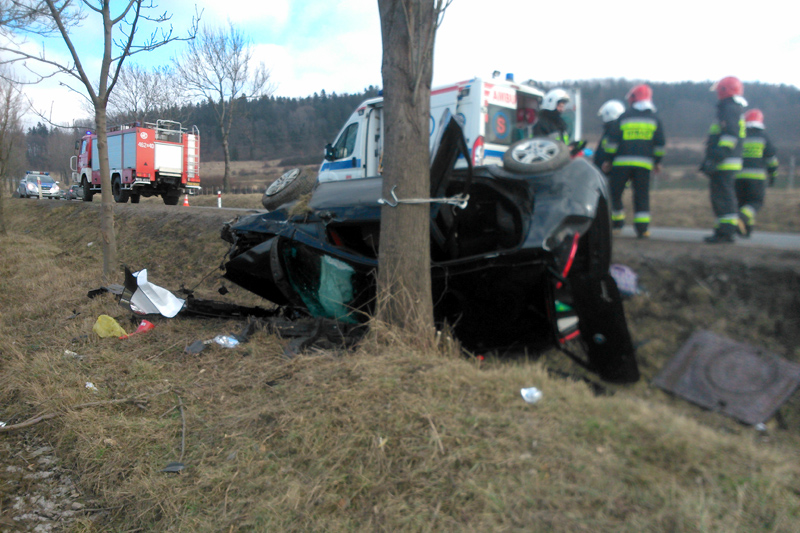 Fiat wypadł z szosy a Opel zderzył się z ciężarówką w czasie wyprzedzania. - Zdjęcie główne