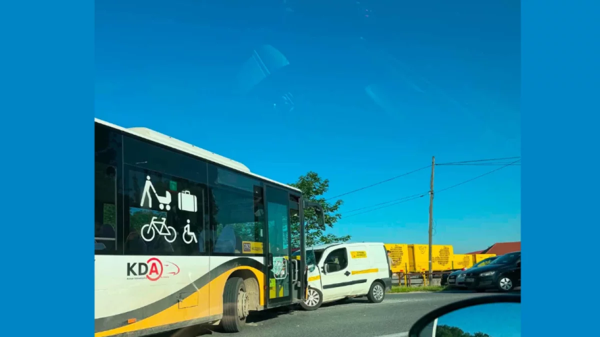 ŻELAZNO. Zderzenie autobusu Kolei Dolnośląskich z busem na DK33