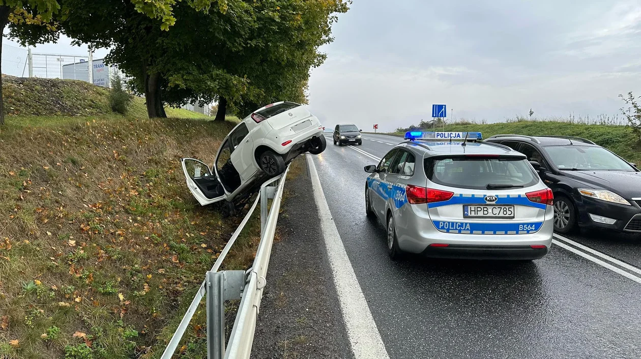 Krajowa ósemka. Fiat zawisł na barierkach. Jak do tego doszło? - Zdjęcie główne