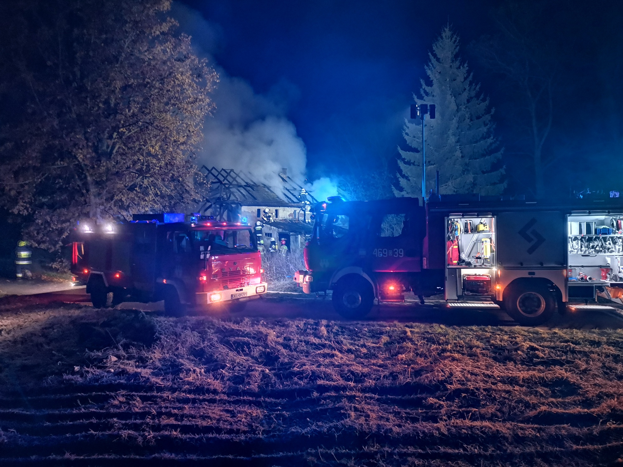 Potężny pożar budynku w Gminie Radków - Zdjęcie główne