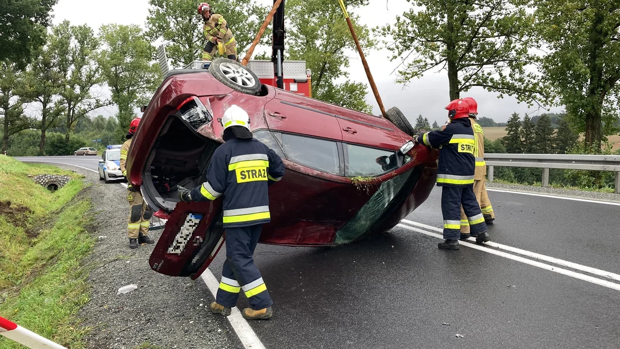 Podzamek. Auto dachowało i wpadło do rowu - Zdjęcie główne