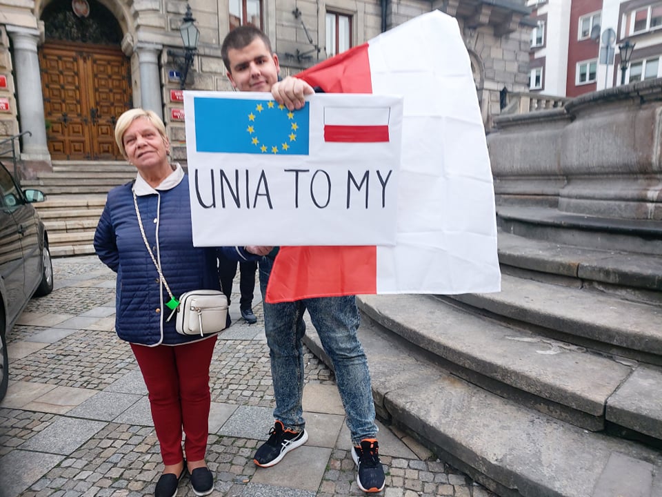 Kłodzko: Demonstracja zwolenników UE - przesuń w prawo i zobacz zdjęcia