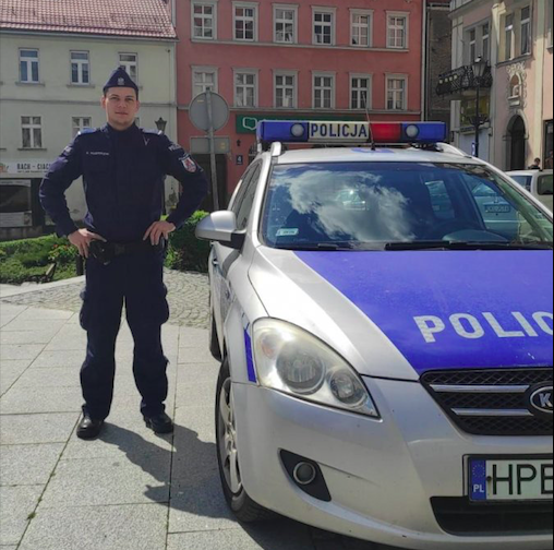 Polanica-Zdrój. Policjant zagrodził wyjazd pijanemu kierowcy - Zdjęcie główne