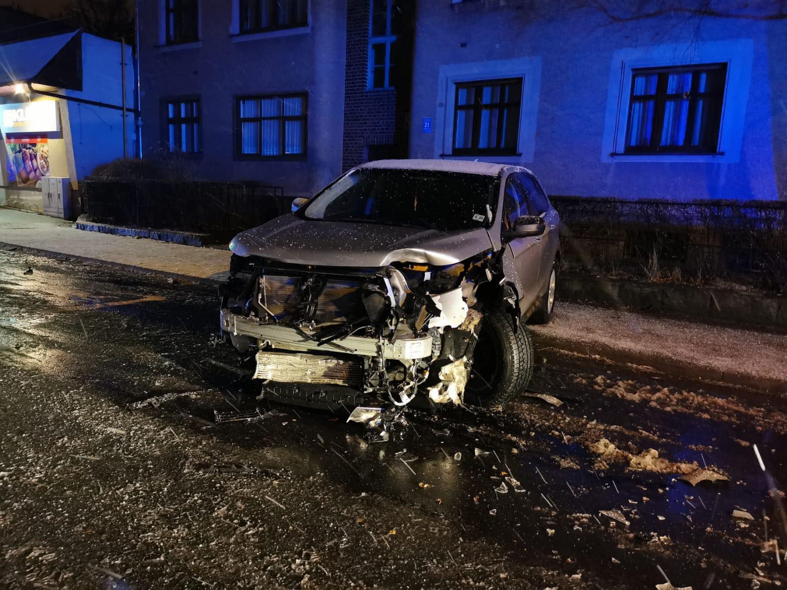 Kłodzko. Nocny wyścig? 8 skasowanych samochodów - przesuń w prawo i zobacz zdjęcia