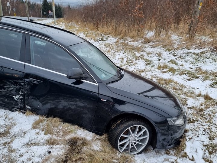 Kłodzko. Kierowca Audi wylądował na słupie - przesuń w prawo i zobacz zdjęcia