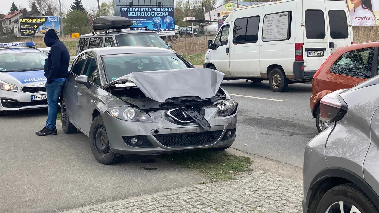 Kłodzko. Kolizja niedaleko galerii. Zderzyły się trzy auta - Zdjęcie główne