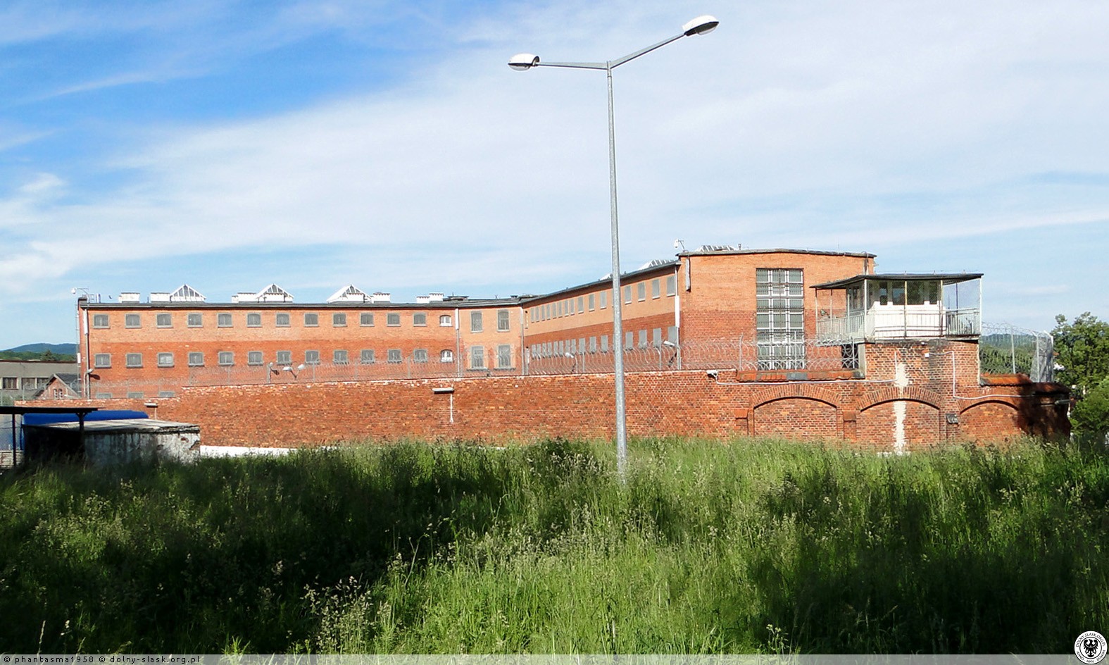 Meble z więzienia - Zdjęcie główne