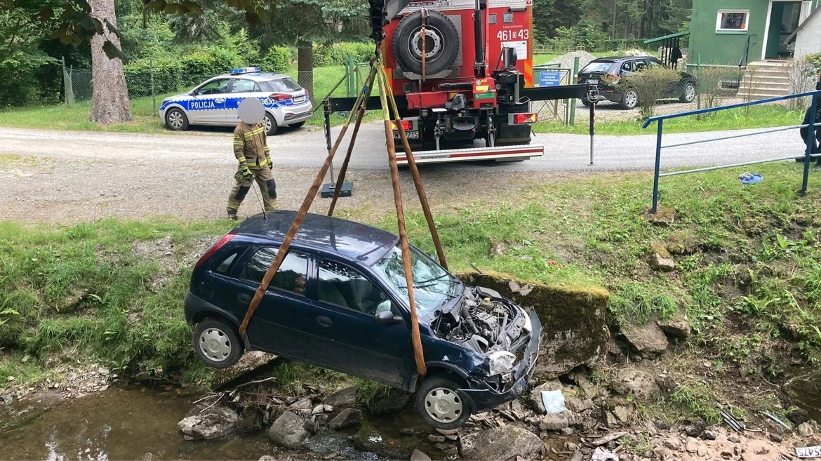 Duszniki-Zdrój. Kierowca z niewyjaśnionych przyczyn wpadł do przydrożnego potoku [aktualizacja] - Zdjęcie główne