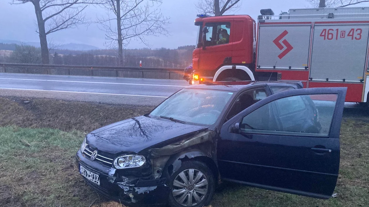 Podzamek. Wpadł w poślizg i uderzył w barierki - Zdjęcie główne