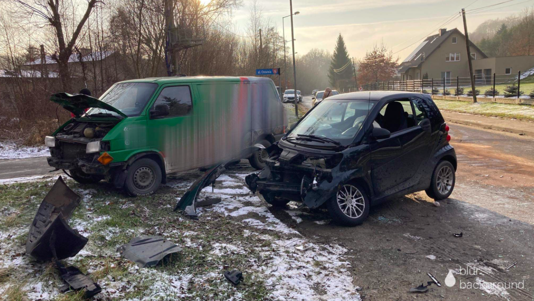 Kłodzko. Zderzyły się dwa samochody. Kobieta trafiła do szpitala  - Zdjęcie główne