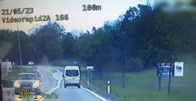 Powiat Kłodzki. 42-latek jechał z prędkością 108 km/h w obszarze zabudowanym - Zdjęcie główne