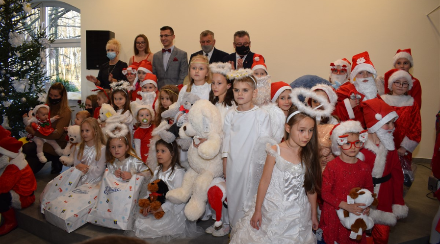 Gmina Kłodzko. Stypendia im. Grzegorza Ciechowskiego rozdane - przesuń w prawo i zobacz zdjęcia