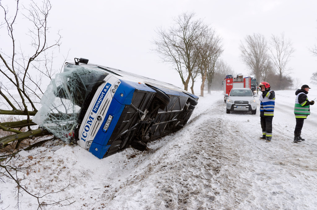 Wypadek na drodze krajowej 33 - autobus wpadł do rowu. - Zdjęcie główne