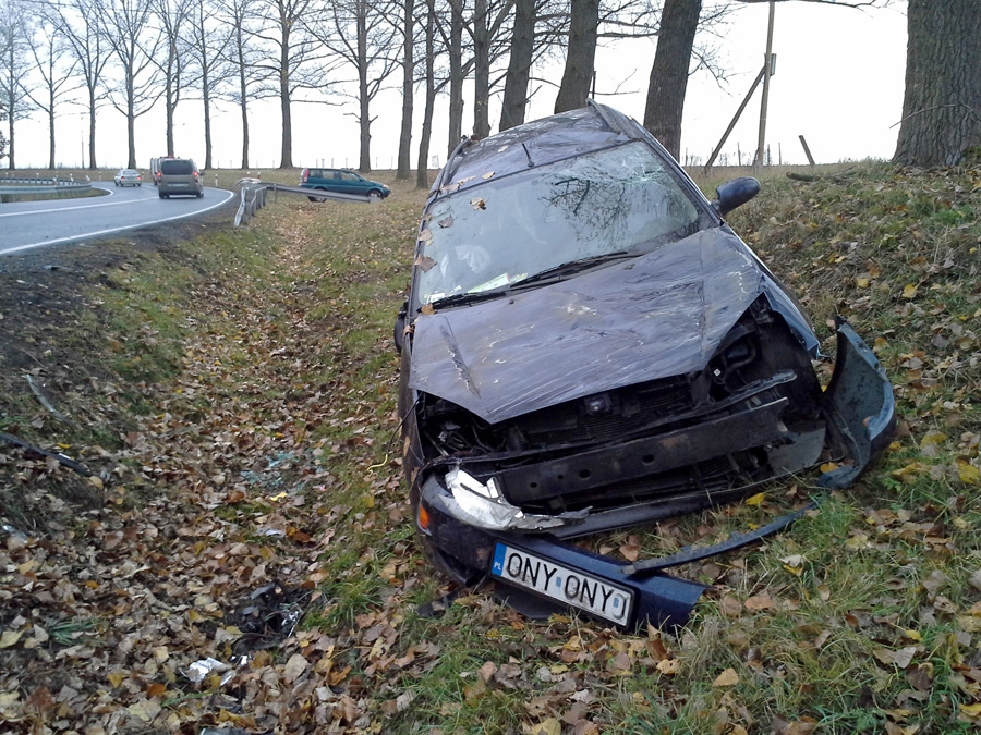 Wypadek w Podzamku, dzieci zabrane do szpitala. - Zdjęcie główne