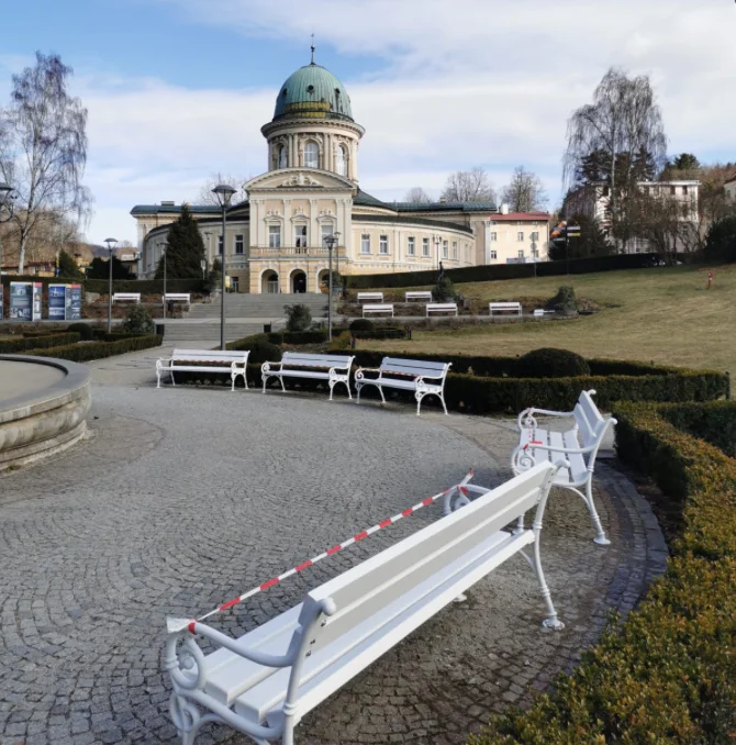 Lądek-Zdrój. Wymienią 50 ławek w parku zdrojowym - Zdjęcie główne