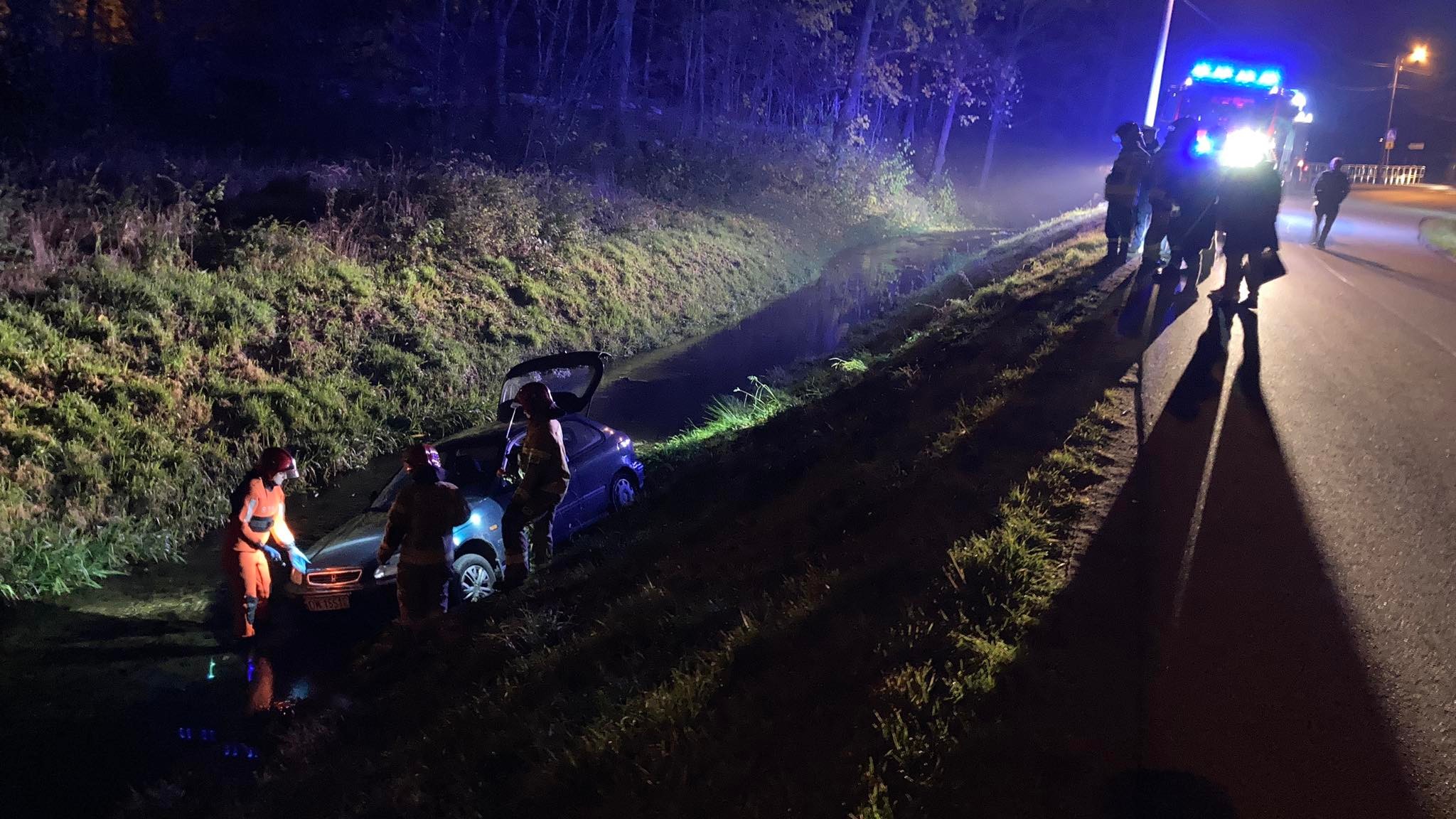 Jaszkowa Dolna. Auto wjechało do rzeki - Zdjęcie główne