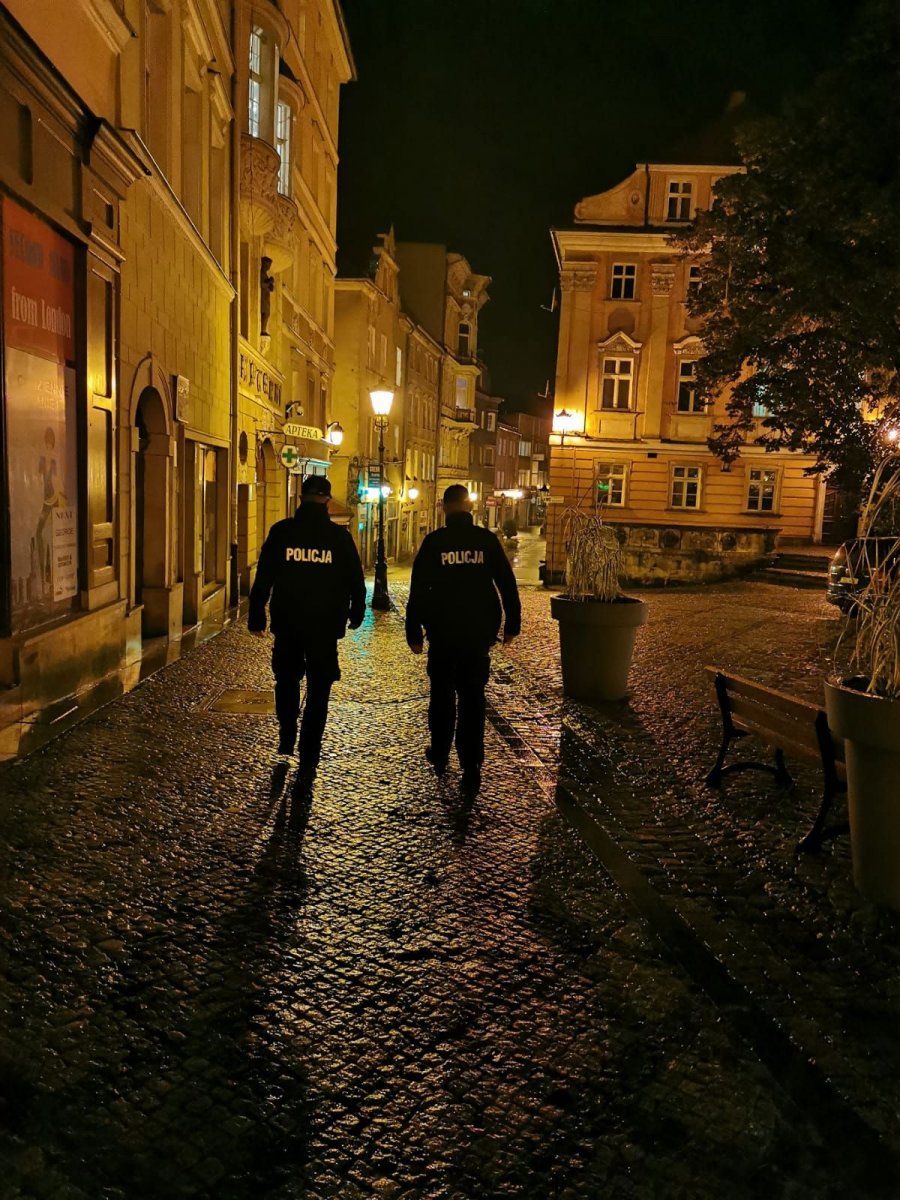 Policjanci kontrolują mieszkańców - Zdjęcie główne