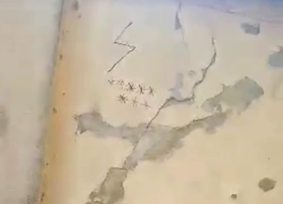 Symbole namalowane na murze przy kościele Franciszkanów w Kłodzku
