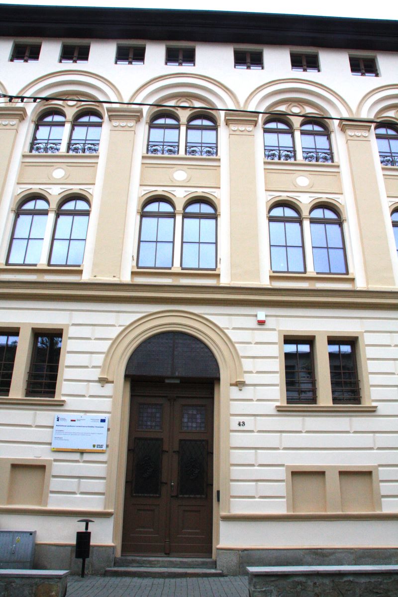 Dawne drzwi do budynku Medyka w Kłodzku zostały odnowione