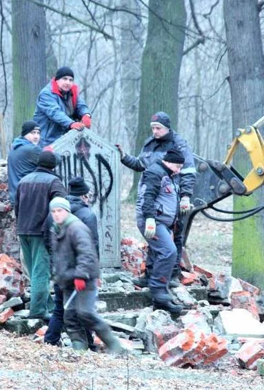 Odnowili potem rozwalili pomnik z czerwoną gwiazdą  - Zdjęcie główne