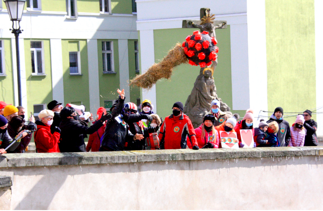 Kłodzko. Mieszkańcy topili kukłę koronawirusa  - Zdjęcie główne