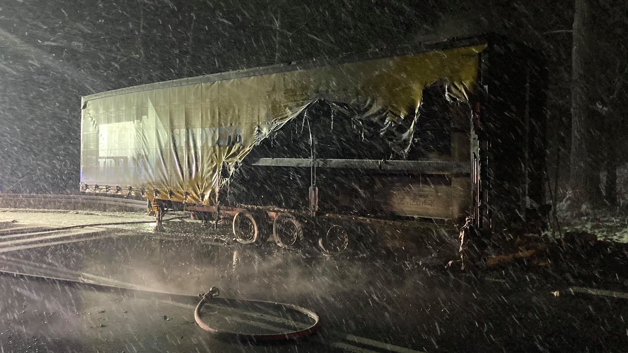 Powiat Kłodzki: W Podzamku pali się naczepa tira