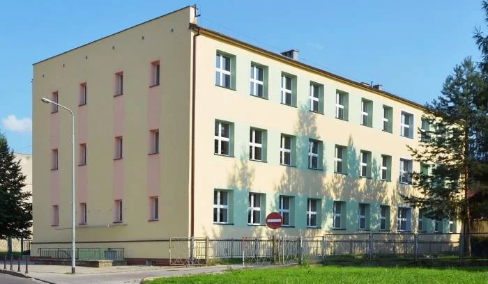 Mundurowy nalot na szkołę w Lądku-Zdroju - Zdjęcie główne