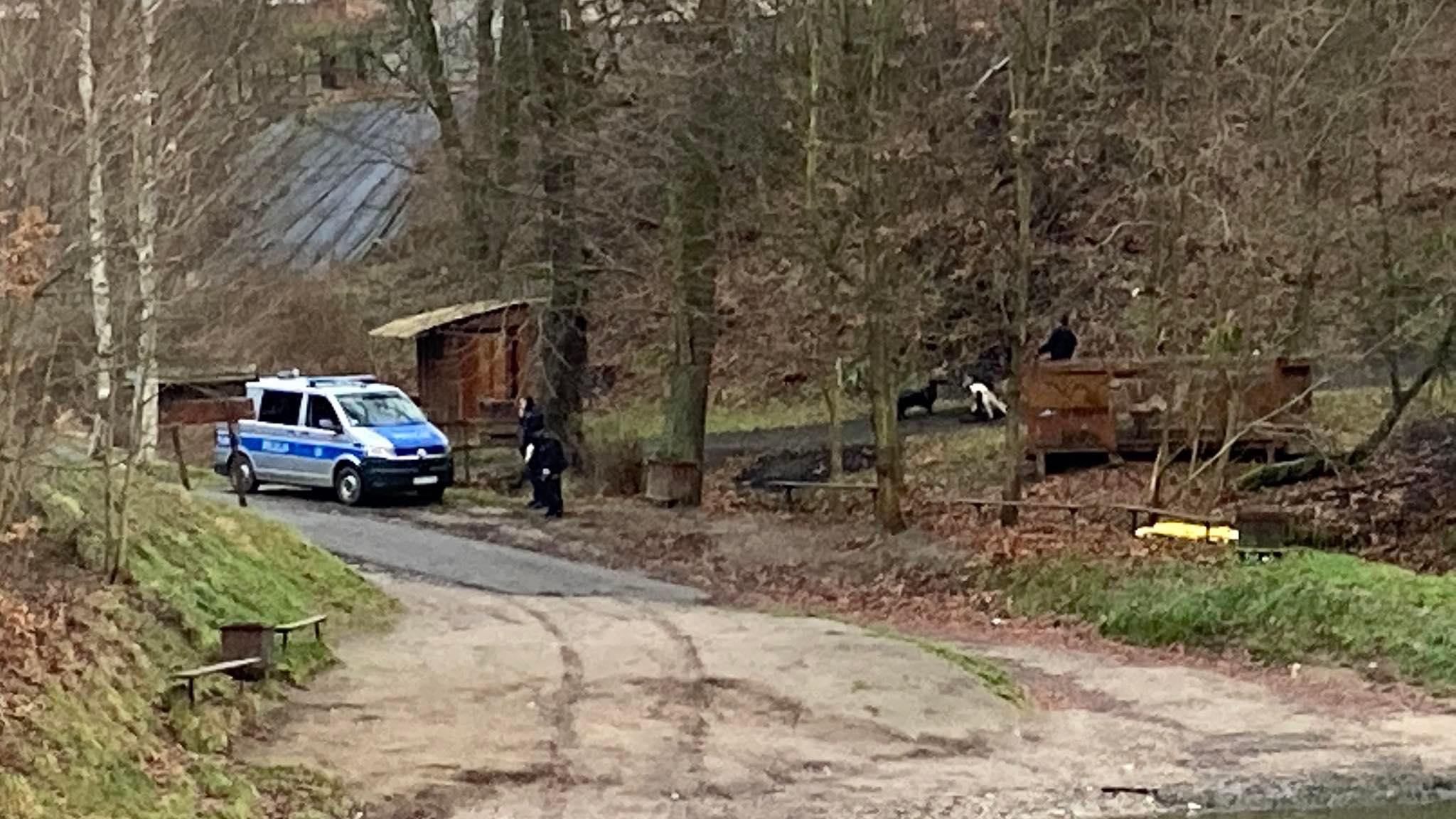 W pobliżu rzeki znaleziono zwłoki mężczyzny - przesuń w prawo i zobacz zdjęcia