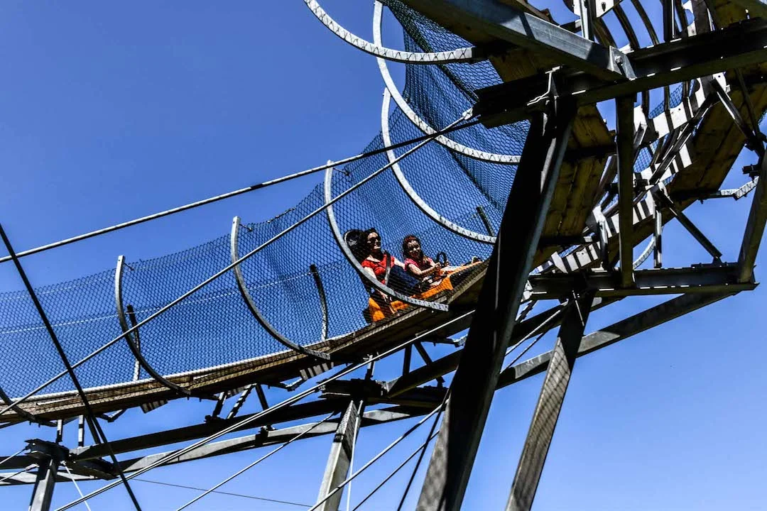 Najdłuższa w Polsce zjeżdżalnia grawitacyjna. Trasa o długości 950 metrów obejmuje 3 pętle, liczne zakręty oraz wiadukt nad potokiem.