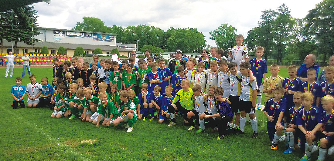 Dziewięć zespołów wzięło udział w turnieju piłki nożnej orlików o puchar burmistrza Kłodzka - Zdjęcie główne
