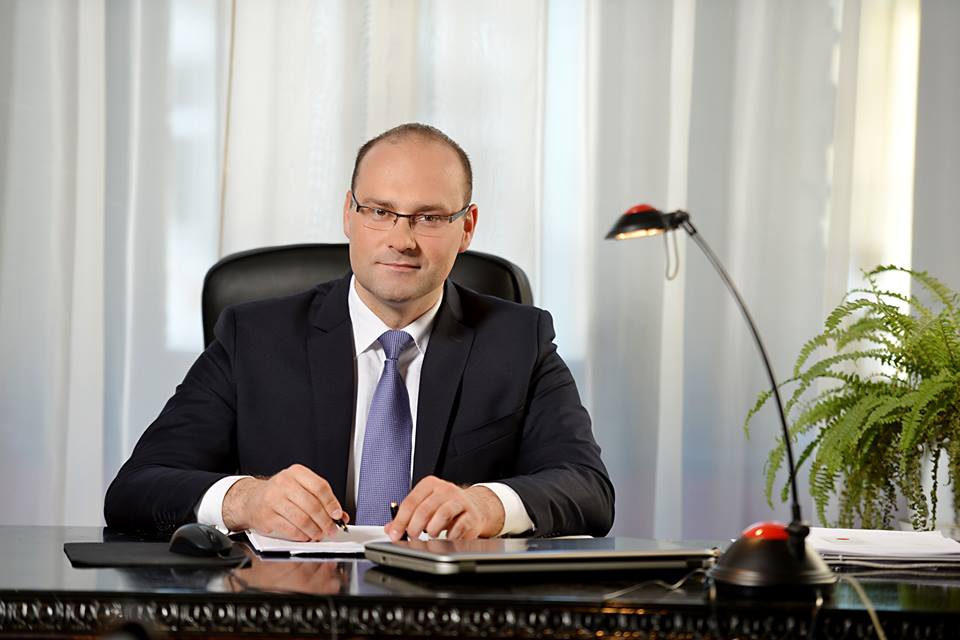 3 tysie w górę - Zdjęcie główne