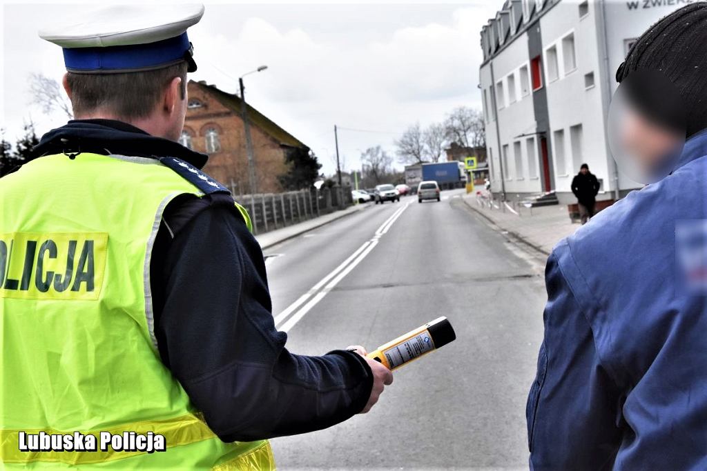 Powiat kłodzki. Rowerzysta uderzył w Mercedesa. Miał 3 promile - Zdjęcie główne