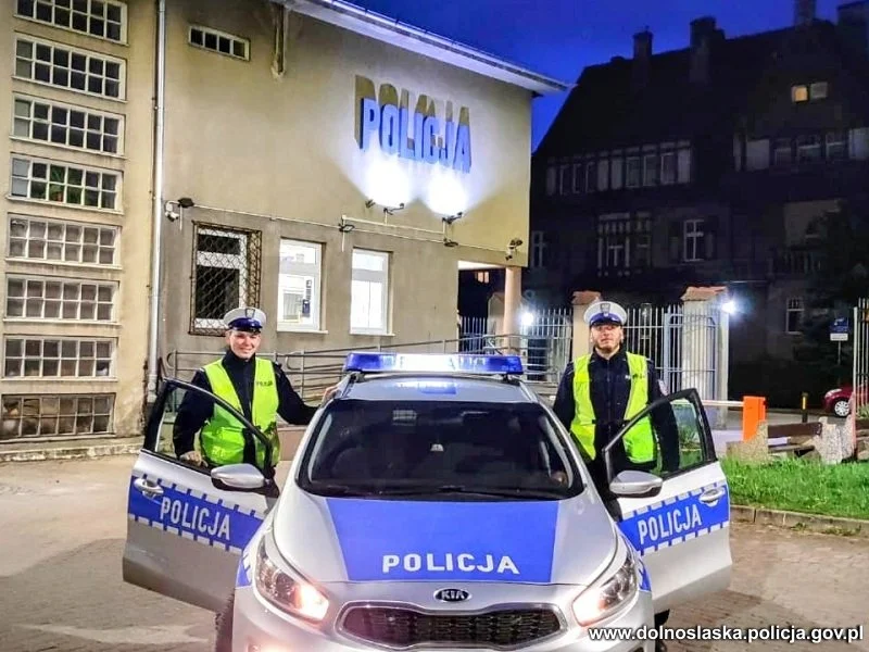 Policjanci przetransportowali rannego mężczyznę do szpitala - Zdjęcie główne