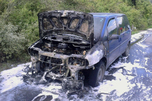 Szklarka: Spłonął samochód - Zdjęcie główne
