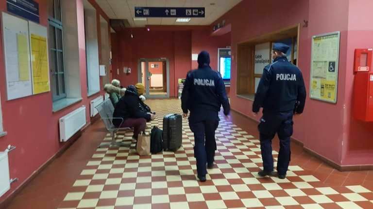 Powiat Kłodzki. Policjanci w sklepach i na przystankach - przesuń w prawo i zobacz zdjęcia
