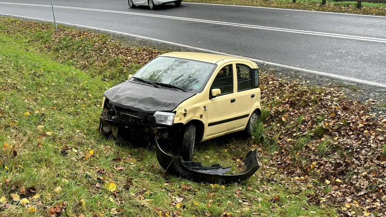 Podzamek. Kierowca fiata uderzył w barierki - Zdjęcie główne