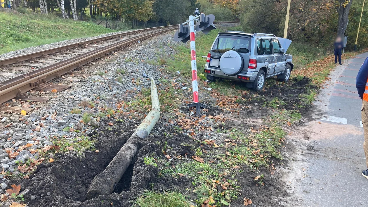 Szczytna. Kierowca uderzył w sygnalizator kolejowy - Zdjęcie główne