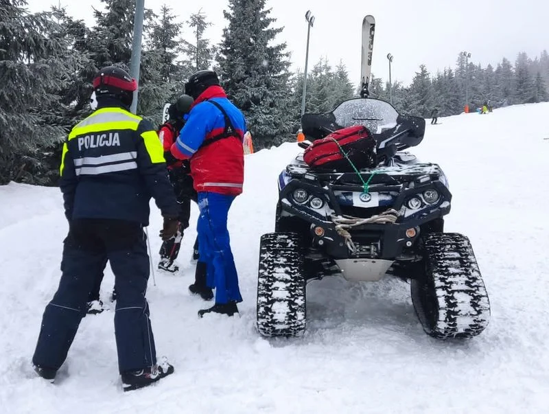 Czarna Góra. Policjanci pomogli rannej kobiecie na stoku - Zdjęcie główne