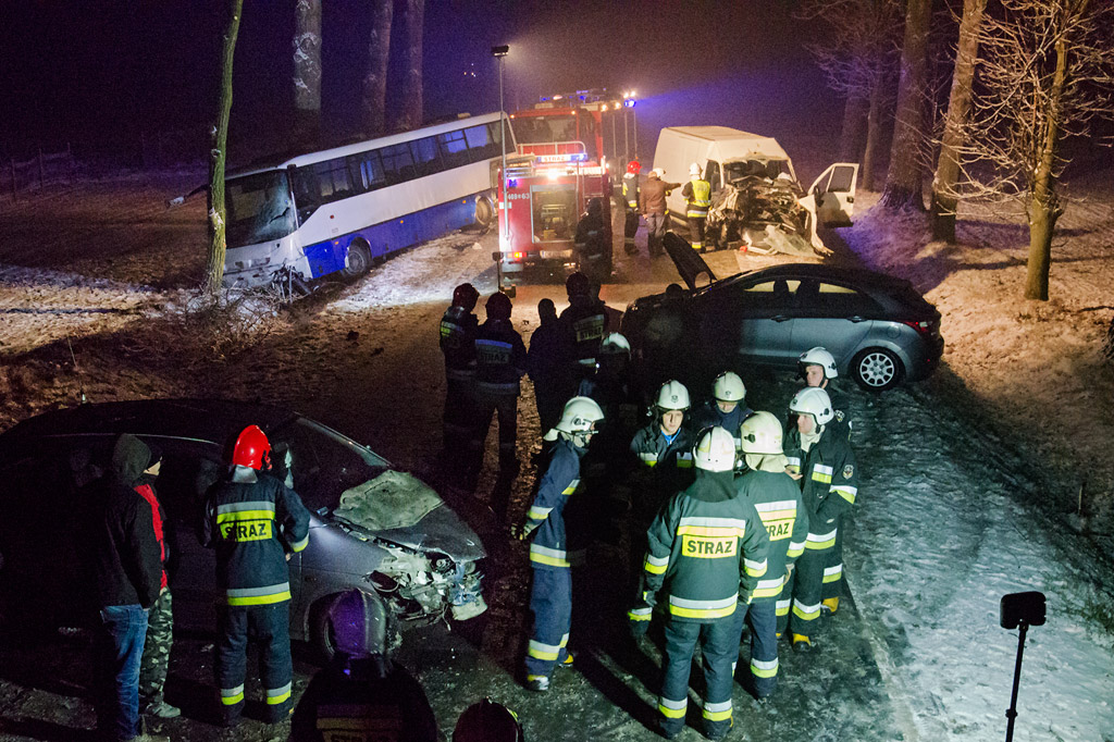 Autobus, dostawczak i dwie osobówki zderzyły się przy złej pogodzie - Zdjęcie główne