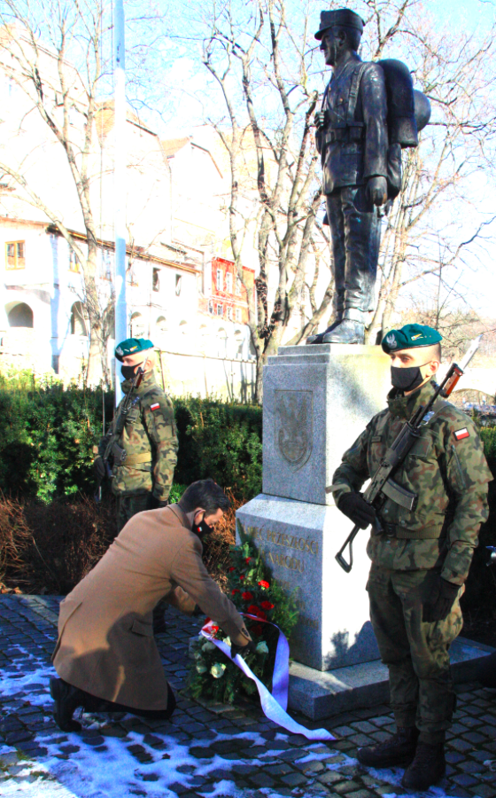 Wiceminister złożył kwiaty pod pomnikiem